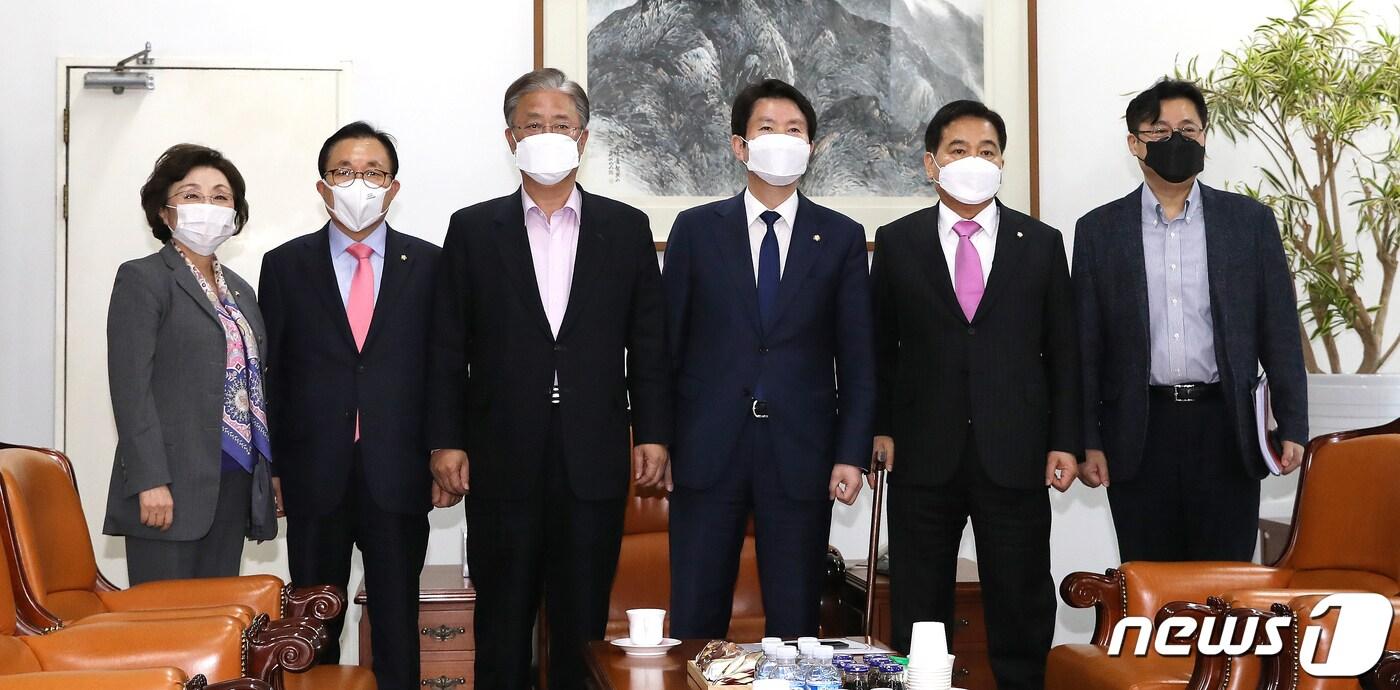 본문 이미지 - 여야 3당 원내대표와 원내수석부대표들이 2일 오후 서울 여의도 국회에서 415 총선 선거구 획정과 관련해 회동을 갖고 있다. 왼쪽부터 장정숙 민생당 원내수석부대표, 이채익 미래통합당 원내수석부대표, 유성엽 민생당 공동대표, 이인영 더불어민주당, 심재철 미래통합당 원내대표, 홍익표 더불어민주당 원내수석부대표. 2020.3.2/뉴스1 ⓒ News1 임세영 기자
