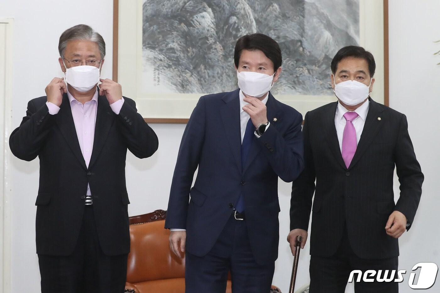본문 이미지 - 여야 3당 원내대표와 원내수석부대표들이 지난 2일 오후 서울 여의도 국회에서 415 총선 선거구 획정과 관련해 회동을 갖고 있다. 왼쪽부터 유성엽 민생당 공동대표, 이인영 더불어민주당, 심재철 미래통합당 원내대표. 2020.3.2/뉴스1 ⓒ News1 임세영 기자