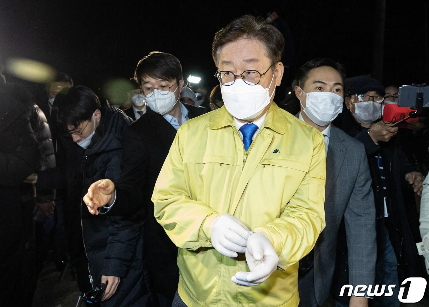 본문 이미지 - 이재명 경기도지사가 2일 오후 경기도 가평군 신천지예수교 증거장막성전 평화의 궁전에서 나오고 있다. 이재명 지사는 이만희 신천지예수교 증거장막성전 총회장에 대한 검체는 과천시보건소에서 확보, 신종 코로나바이러스 감염증(코로나19) 검사를 받는다고 밝혔다. 2020.3.2/뉴스1 ⓒ News1 이재명 기자