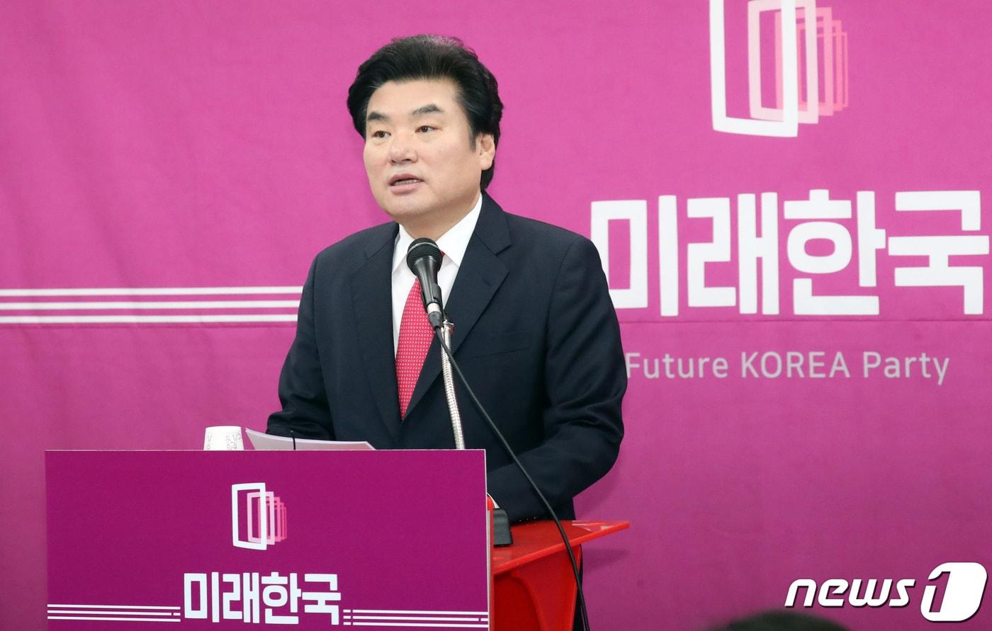 본문 이미지 - 원유철 미래한국당 신임 당대표가 20일 서울 영등포구 당사에서 기자회견을 하고있다. 2020.3.20/뉴스1 ⓒ News1 김명섭 기자