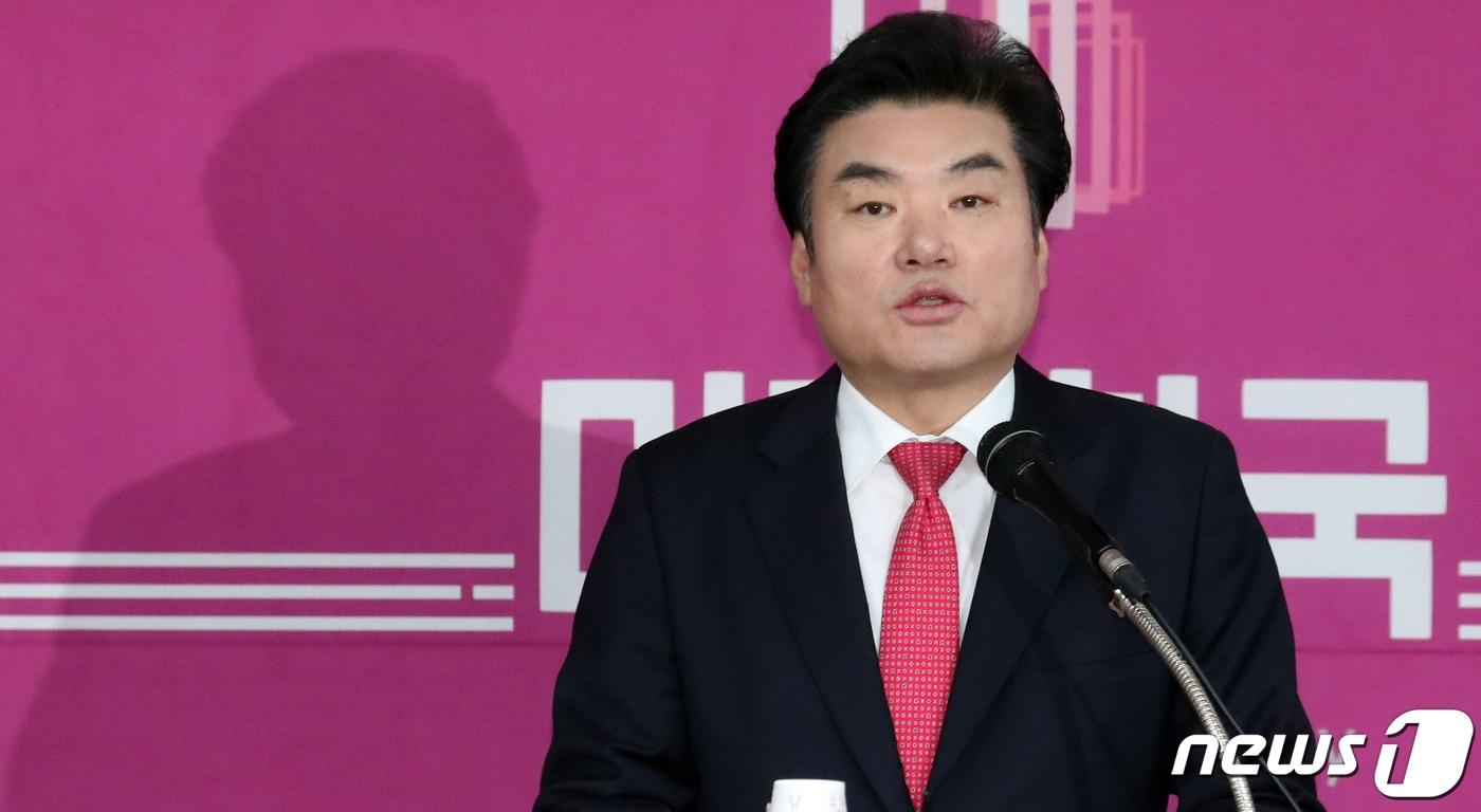 본문 이미지 - 원유철 미래한국당 신임 당대표가 20일 서울 영등포구 당사에서 기자회견을 하고 있다. 2020.3.20/뉴스1 ⓒ News1 김명섭 기자
