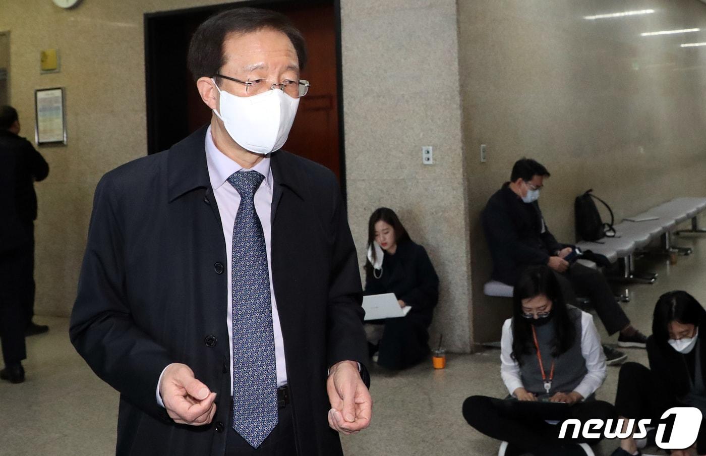 본문 이미지 - 이석연 미래통합당 공천관리위원회 위원장 권한대행이 20일 오후 서울 여의도 국회에서 열린 공천관리위원회 회의에 참석하며 취재진 질문에 답변하고 있다. 2020.3.20/뉴스1 ⓒ News1 김명섭 기자