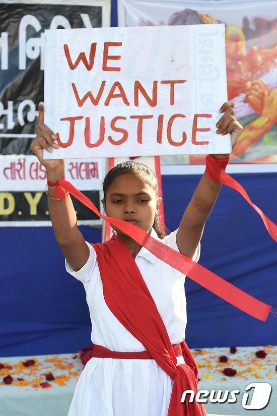 본문 이미지 - 지난 2020년 3월20일(현지시간) 2012년 발생한 '뉴델리 여대생 버스 강간 사건'과 관련해 시위 중인 인도 여성. ⓒ AFP=뉴스1