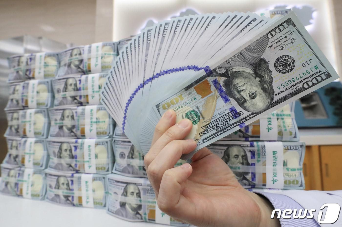 20일 오후 서울 중구 하나은행 위·변조대응센터에서 직원이 미국 달러화를 검수하고 있다. 이날 한국은행과 미국 연방준비제도 양자 간 600억달러 규모의 통화 스와프 체결 소식이 전해지면서 원달러 환율은 전일대비 39.2원 내린 1246.5원으로 장을 마감했다. 2020.3.20/뉴스1 ⓒ News1 구윤성 기자