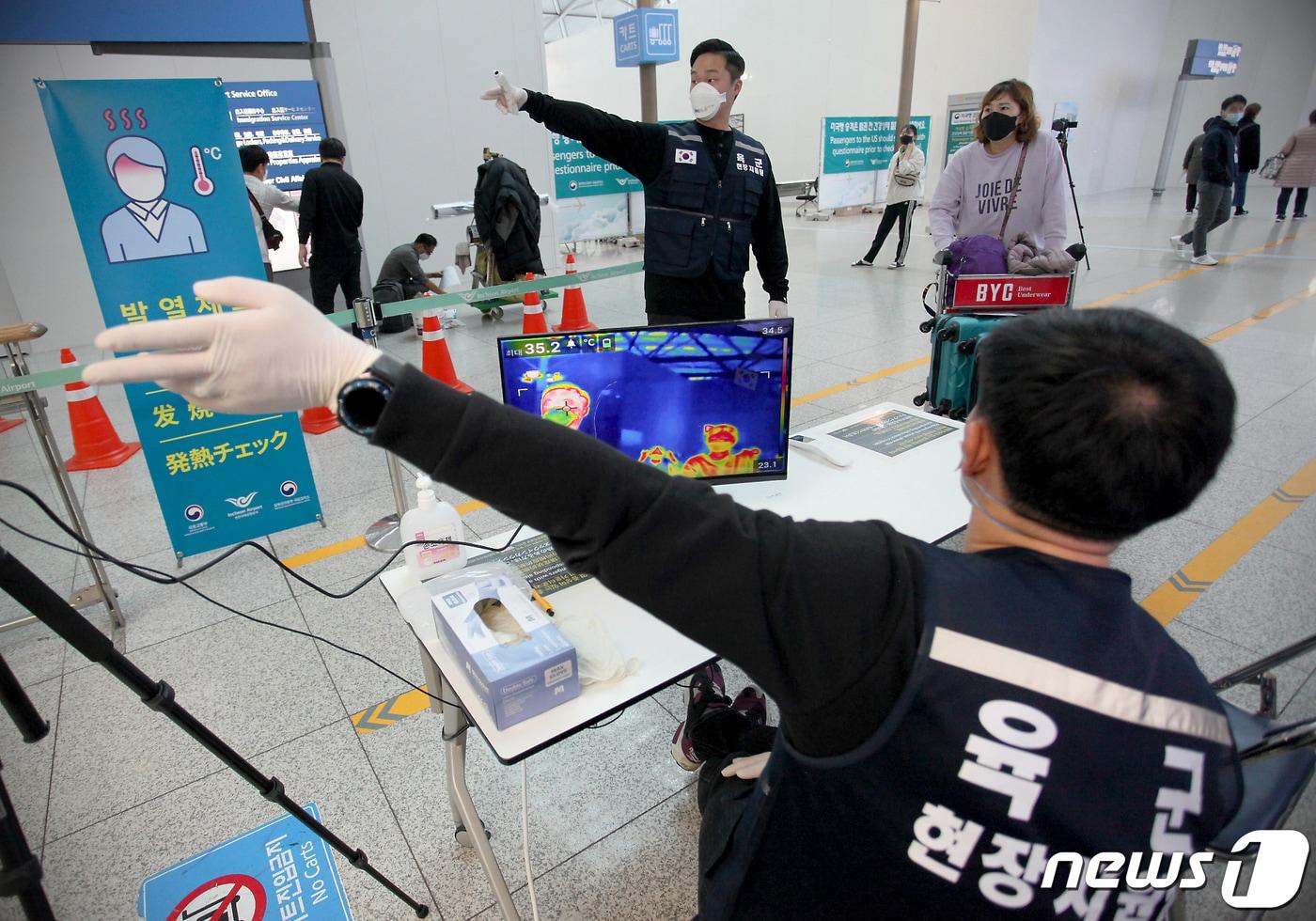 본문 이미지 - 육군 수도군단이 대한민국의 관문인 인천국제국항 검역소에 장병들을 파견해 ‘코로나19’ 바이러스 해외 유입 차단을 위해 총력을 기울이고 있다. 수도군단은 외국으로부터의 바이러스 유입 원천봉쇄에 중점을 두고 일 평균 250여 명, 연인원 총 5천 5백여 명이 24시간 3교대로 인천국제공항에서 검역지원 임무를 수행 중이다. 사진은 인천공항 검역을 지원 중인 육군 수도군단 특공연대 장병들이 인천공항 1터미널 출국게이트에서 출국 승객들에게 검역 절차를 안내하는 모습. (육군 제공)/뉴스1