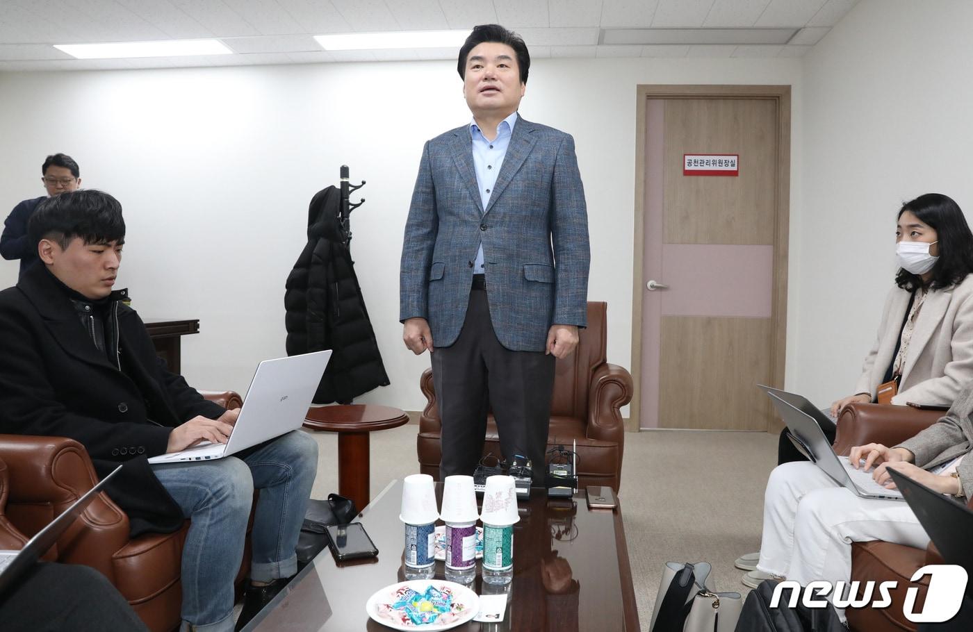 본문 이미지 - 원유철 미래한국당 대표가 22일 오전 서울 영등포구 당사에서 기자간담회를 갖고 비례대표 공천 일정을 밝히고 있다. 원 대표는 23일 당 최고위에서 비례대표 명단을 최종 확정하겠다고 밝혔다. 2020.03.22/뉴스1 ⓒ News1 박세연 기자