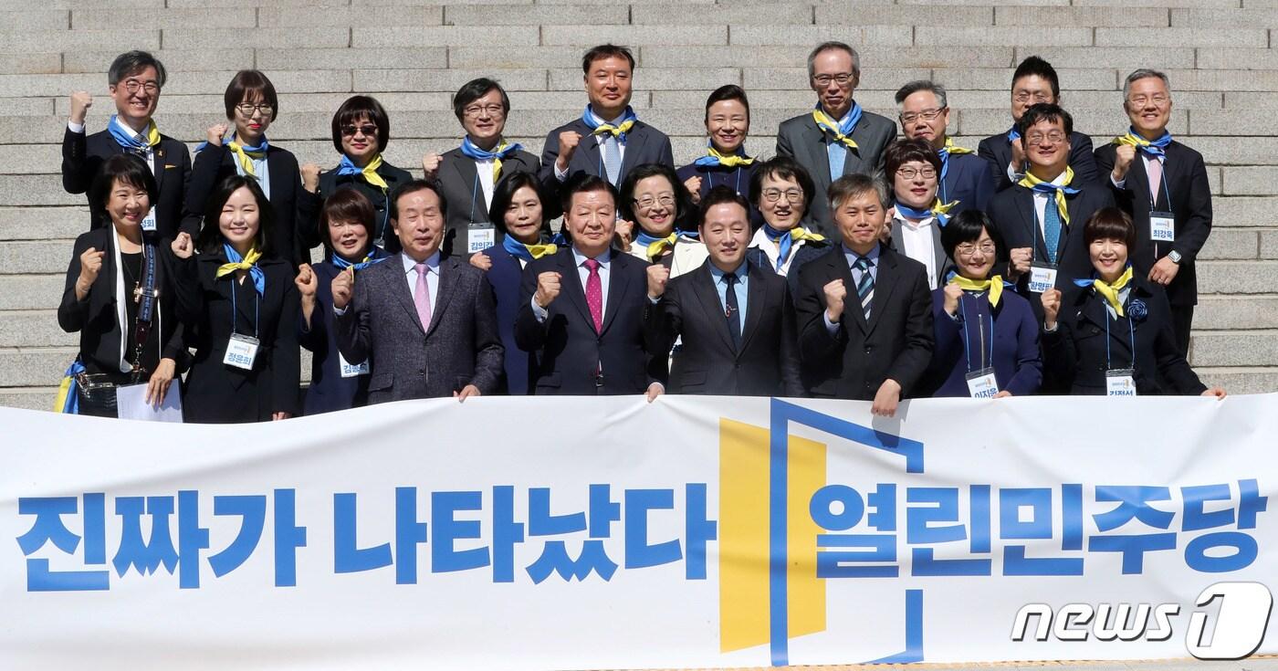 이근식 열린민주당 대표와 손혜원, 정봉주 최고위원이 22일 서울 여의도 국회 본청 계단에서 열린 비례대표 후보 경선 참가자 공개 기자회견에서 비례대표 후보 경선 참가자들과 함께 기념촬영을 하고 있다. 2020.03.22/뉴스1 ⓒ News1 박세연 기자