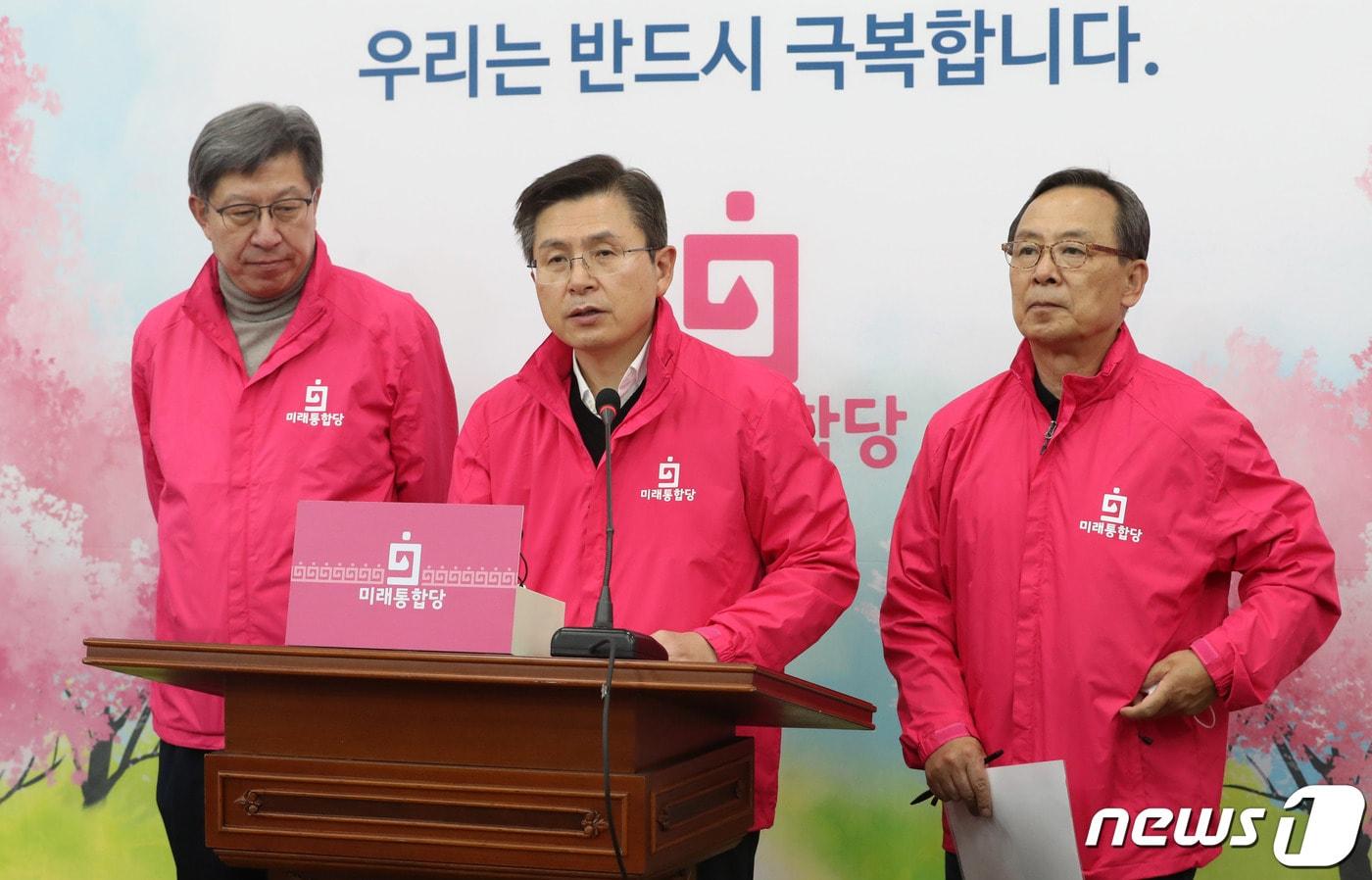 본문 이미지 - 미래통합당 총괄선대위원장인 황교안 대표가 22일 오후 서울 여의도 국회에서 경제위기대책 관련 기자회견을 갖고 있다. 황 대표는 "코로나19 관련 영수회담을 갖자는 제안에 묵묵부답이다＂라고 밝히며 영수회담을 거듭 제안했다. 왼쪽부터 박형준 공동선대위원장, 황교안 총괄선대위원장, 신세돈 공동선대위원장. 2020.03.22/뉴스1 ⓒ News1 박세연 기자