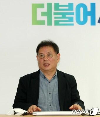 본문 이미지 - 정도상 더불어시민당 공관위원장이 22일 오후 서울 여의도 당사에서 열린 공관위 회의를 앞두고 참석자들과 대화를 나누고 있다. 2020.03.22/뉴스1 ⓒ News1 박세연 기자