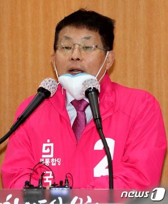 본문 이미지 - 차명진 미래통합당 부천 병 후보가 후보가 23일 오전 경기 부천시청 브리핑룸에서 기자회견을 하고 있다.  2020.3.23/뉴스1 ⓒ News1 정진욱 기자