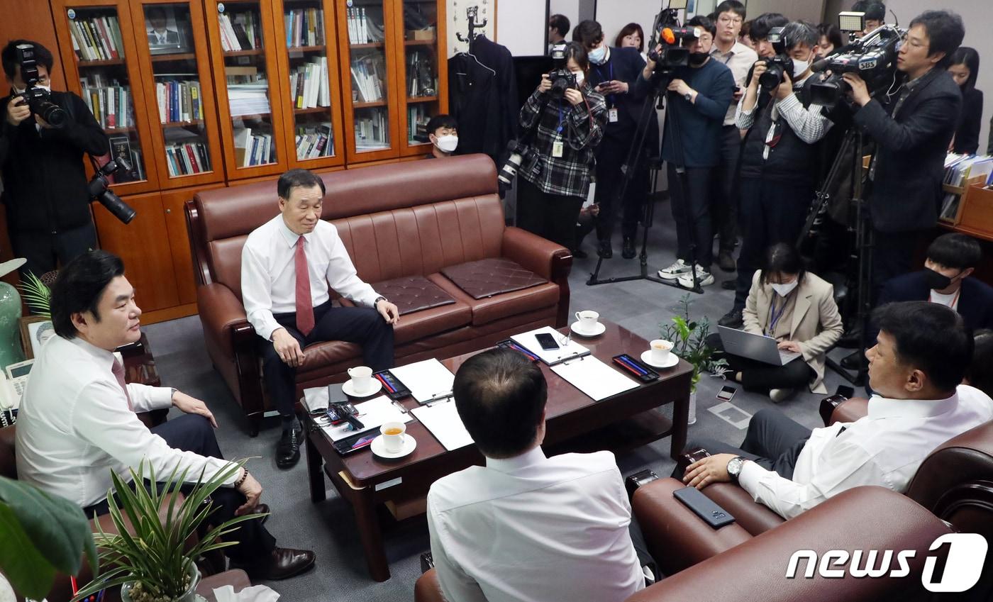 본문 이미지 - 원유철 미래한국당 대표가 23일 서울 여의도 국회 의원회관에서 비례대표 선정관련 최고위원회의에 앞서 환담을 하고 있다. 2020.3.23/뉴스1 ⓒ News1 김명섭 기자