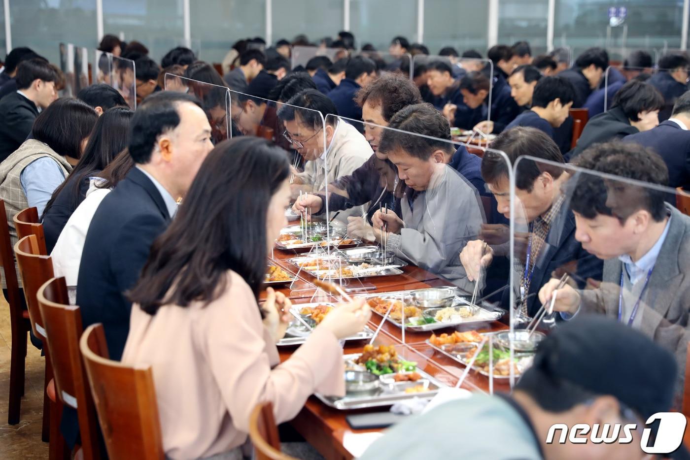 본문 이미지 - 광주시가 23일 코로나19 예방 차원에서 청사 구내식당에 '가림막'을 설치했다 ⓒ 뉴스1