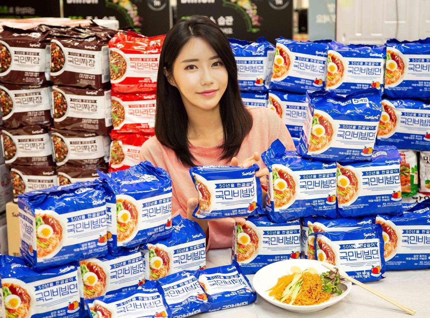 본문 이미지 - 홈플러스가 삼양식품과 함께 네 번째 국민 라면 시리즈인 '국민비빔면'을 선보인다고 24일 밝혔다(홈플러스 제공).ⓒ 뉴스1