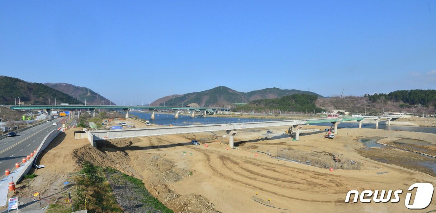 24일 경북 포항시 남구 연일읍 중명리 형산강생태공원에서 유강리를 연결하는 길이 약 380m, 폭 5m, 높이 10.2m의 공도교가 모습을 드러내고 있다. 자전거와 시민들이 이용할 수 있는 다리로 2021년 11월 준공 예정이다. 2020.3.24/뉴스1 ⓒ News1 최창호 기자