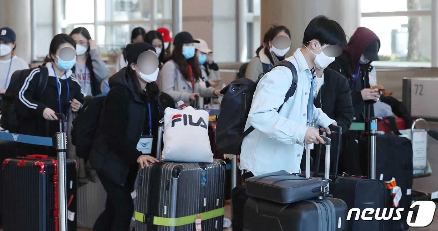 24일 인천국제공항 1터미널에서 아랍에미리트 아부다비발 여객기를 타고 입국한 승객들이 신종 코로나바이러스 감염증(코로나19) 진단 검사를 받기 위해 이동하고 있다. 2020.3.24/뉴스1 ⓒ News1 김진환 기자