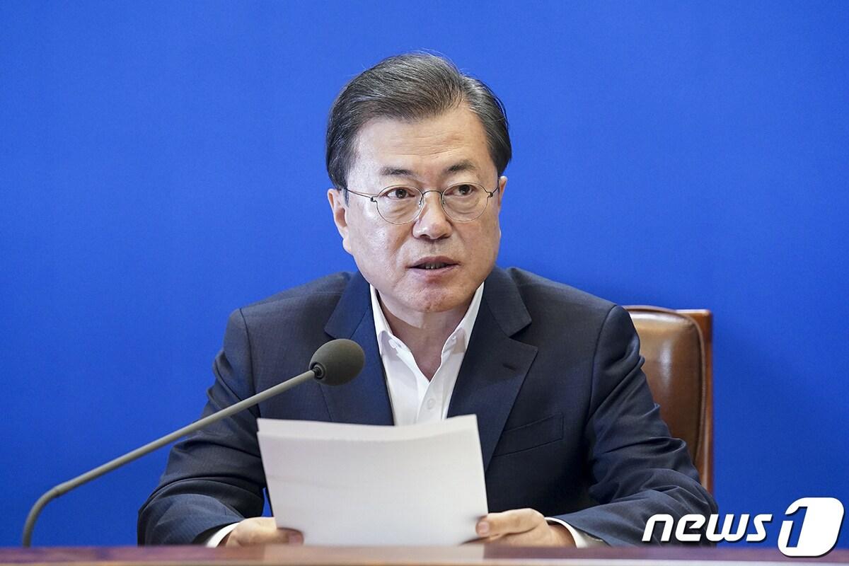 본문 이미지 - 문재인 대통령이 지난달 24일 청와대에서 열린 제2차 비상경제회의에서 발언을 하고 있다. (청와대 제공) /뉴스1