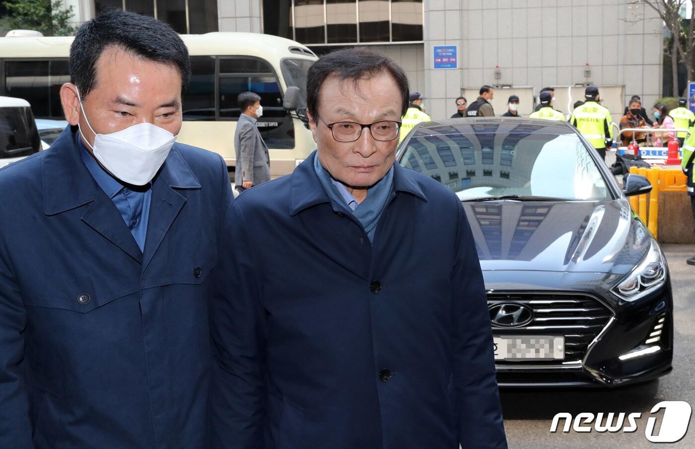 본문 이미지 - 이해찬 더불어민주당 대표가 24일 비례연합정당인 더불어시민당으로 파견을 논의하는 회의에 참석하기 위해 서울 여의도 당사로 들어서고 있다. 2020.3.24/뉴스1 ⓒ News1 박세연 기자