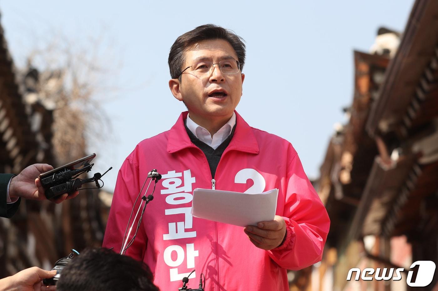 본문 이미지 - 제21대 총선 서울 종로에 출마하는 황교안 미래통합당 대표가 24일 오후 서울 종로구 북촌 한옥마을에서 한옥마을 관련 공약을 발표하고 있다. 2020.3.23/뉴스1 ⓒ News1 송원영 기자