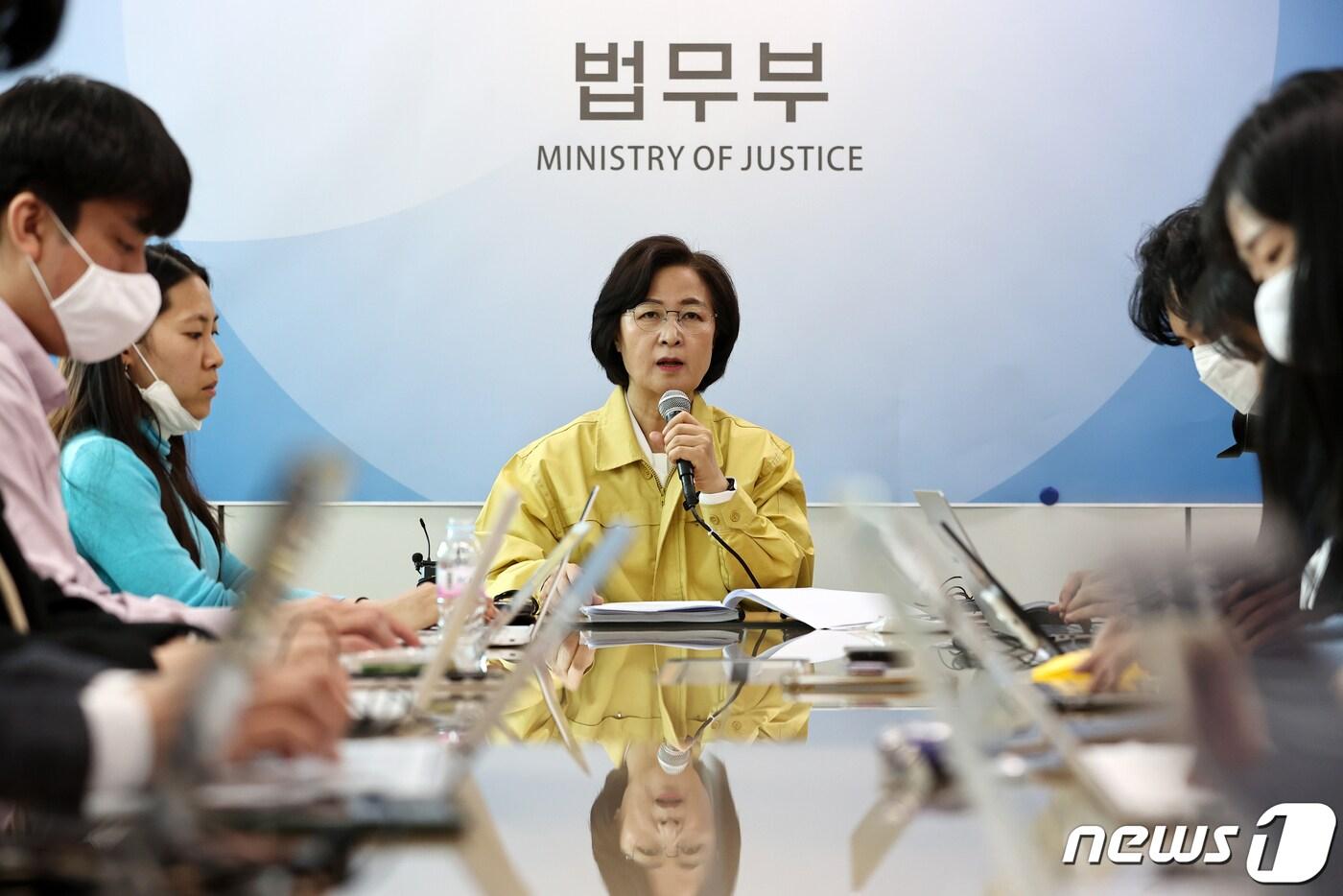 추미애 법무부장관이 24일 오후 서울 서초동 서울고등검찰청에서 미성년자 등에 대한 성착취 불법촬영물을 유포한 텔레그램 대화방 n번방 사건과 관련해 디지털성범죄 강력 대응방침을 발표하고 있다. ⓒ News1 이승배 기자