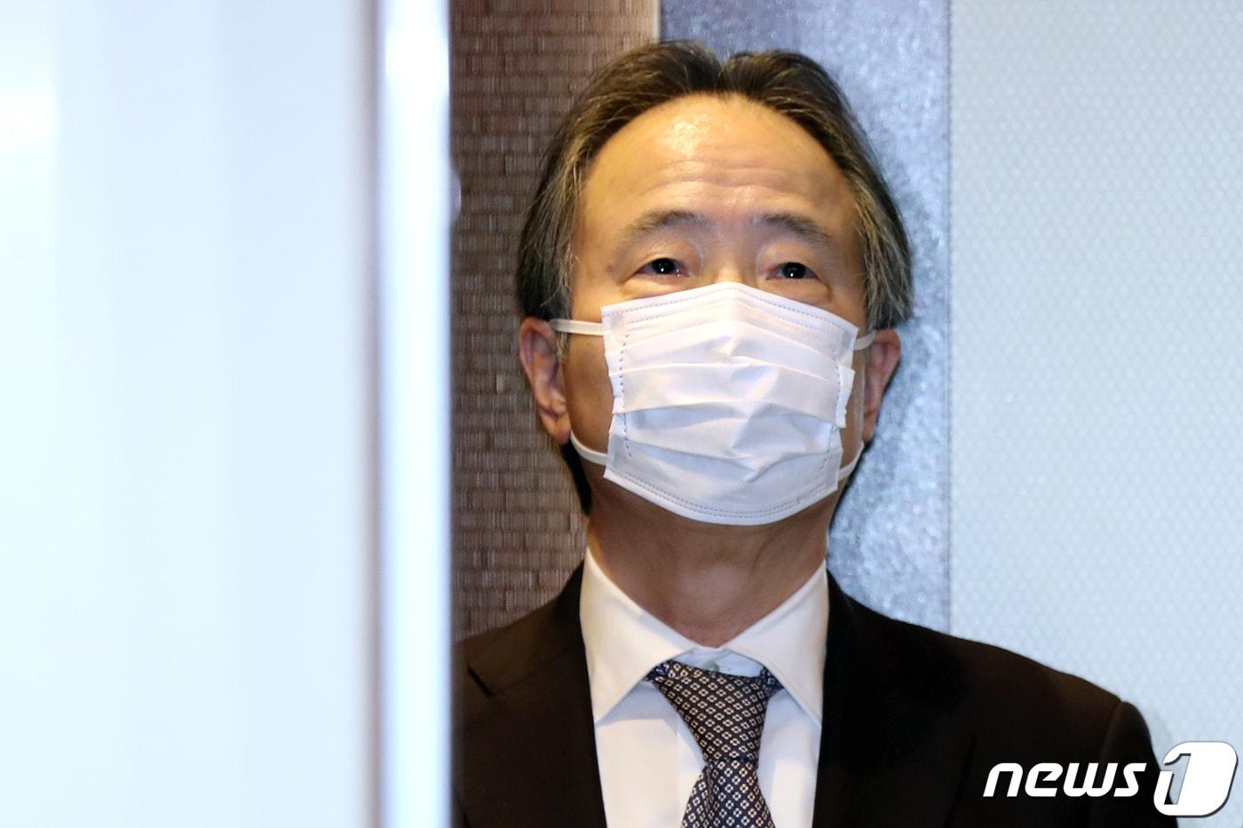 본문 이미지 - 도미타 고지 주한일본대사가 24일 '독도는 일본땅'이라는 왜곡된 주장을 담은 일본 중학교 교과서가 검정을 통과한 것과 관련해 서울 종로구 외교부 청사로 초치되고 있다. 2020.3.24/뉴스1 ⓒ News1 민경석 기자