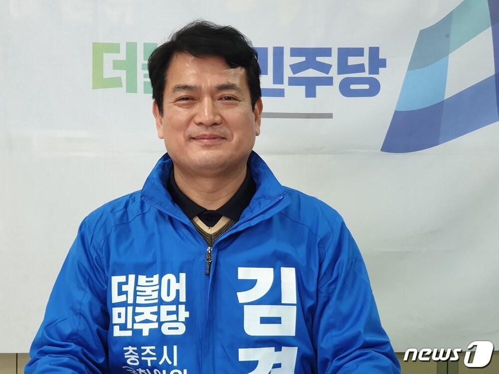 본문 이미지 - 24일 김경욱 예비후보가 코로나19 확산 방지를 위해 공약 발표를 동영상으로 녹화하고 있다.(김경욱 캠프 제공)2020.3.24/ⓒ 뉴스1