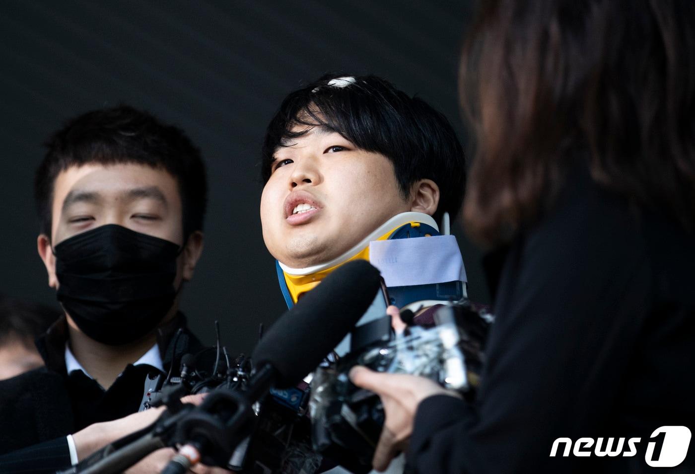 인터넷 메신저 텔레그램에서 미성년자를 포함한 최소 74명의 성 착취물을 제작·유포한 혐의를 받는 '박사방' 운영자 조주빈씨(25)가 25일 오전 서울 종로경찰서에서 중앙지검으로 이송되기 전 포토라인에 서서 사죄의 말을 하고 있다.2020.03.25/뉴스1 ⓒ News1 송원영 기자