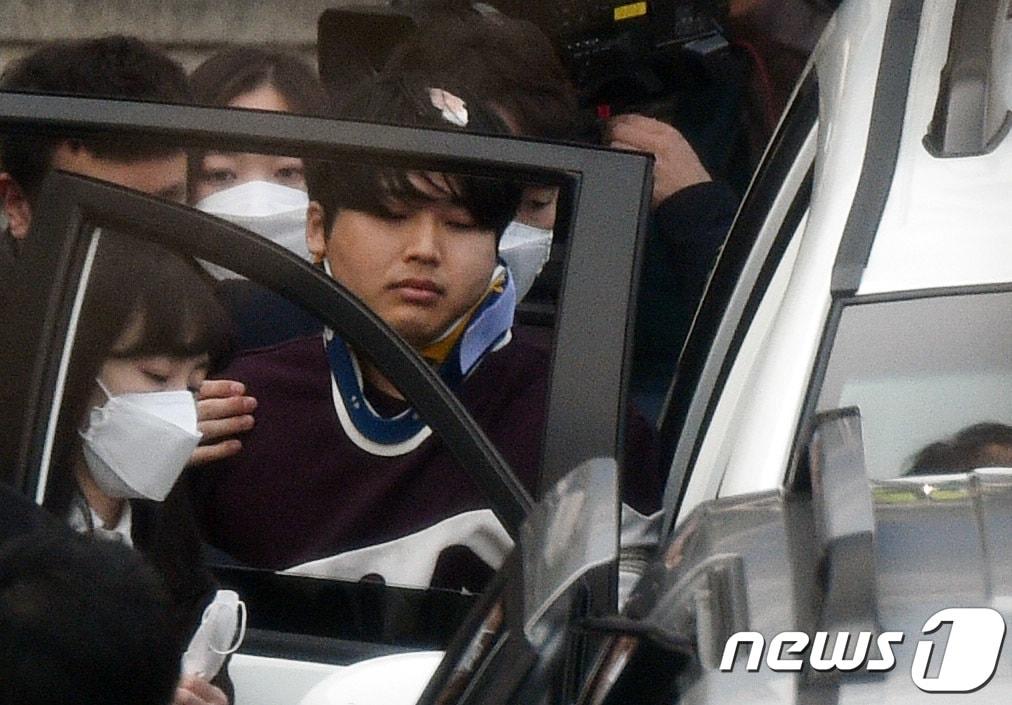 본문 이미지 - 인터넷 메신저 텔레그램에서 미성년자를 포함한 최소 74명의 성 착취물을 제작·유포한 혐의를 받는 '박사방' 운영자 조주빈(25)이 25일 오전 서울 종로구 종로경찰서에서 서울중앙지방검찰청으로 이송되고 있다..2020.3.25/뉴스1 ⓒ News1 송원영 기자