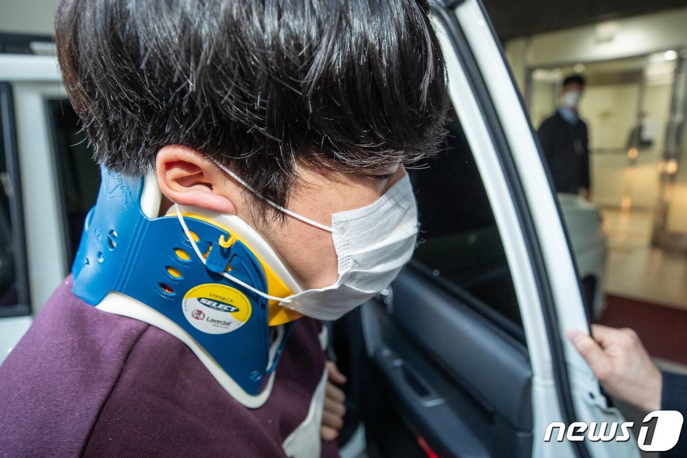 인터넷 메신저 텔레그램에서 미성년자를 포함한 여성들의 성 착취물을 제작 및 유포한 혐의를 받는 '박사방' 운영자 조주빈이 지난해 3월25일 서울 서초구 중앙지검에 송치되고 있는 모습(자료사진). 2020.3.25/뉴스1 ⓒ News1 유승관 기자