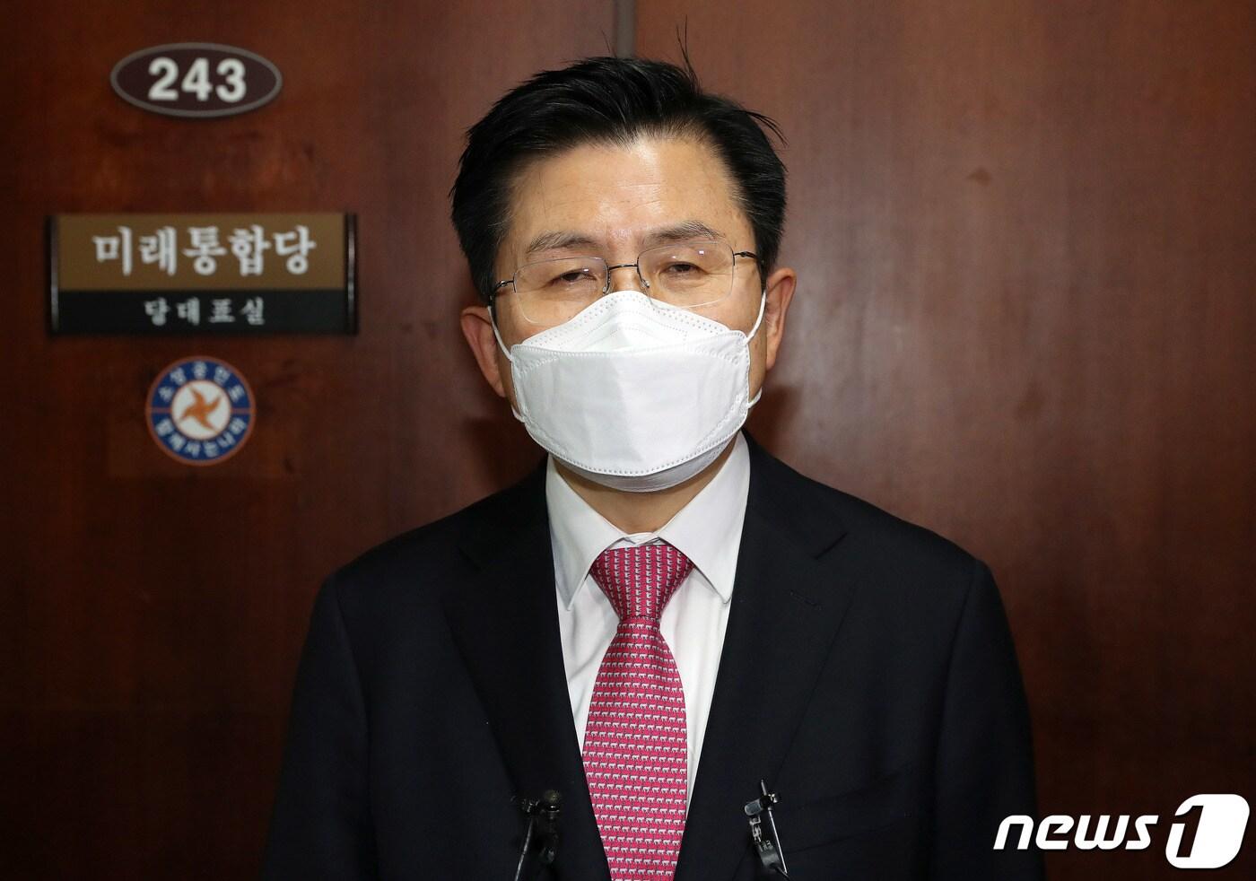 본문 이미지 - 황교안 미래통합당 대표가 25일 오전 비공개 최고위원회의를 마치고 서울 여의도 국회 당대표실을 나서고 있다. 2020.3.25/뉴스1 ⓒ News1 박세연 기자
