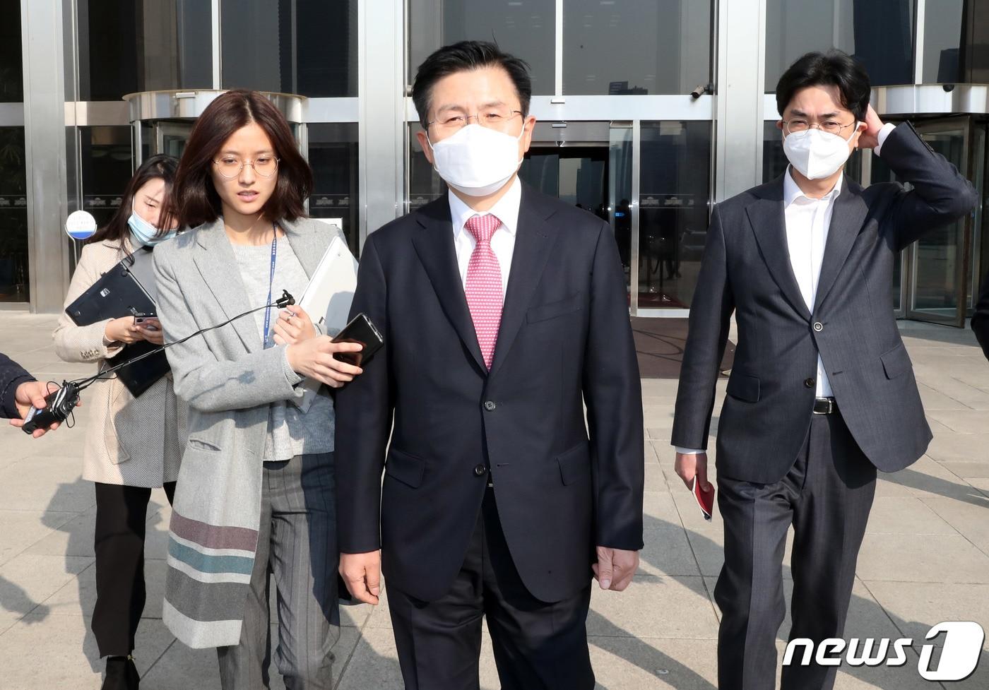 본문 이미지 - 황교안 미래통합당 대표가 25일 오전 비공개 최고위원회의를 마치고 서울 여의도 국회를 나서고 있다. 2020.3.25/뉴스1 ⓒ News1 박세연 기자