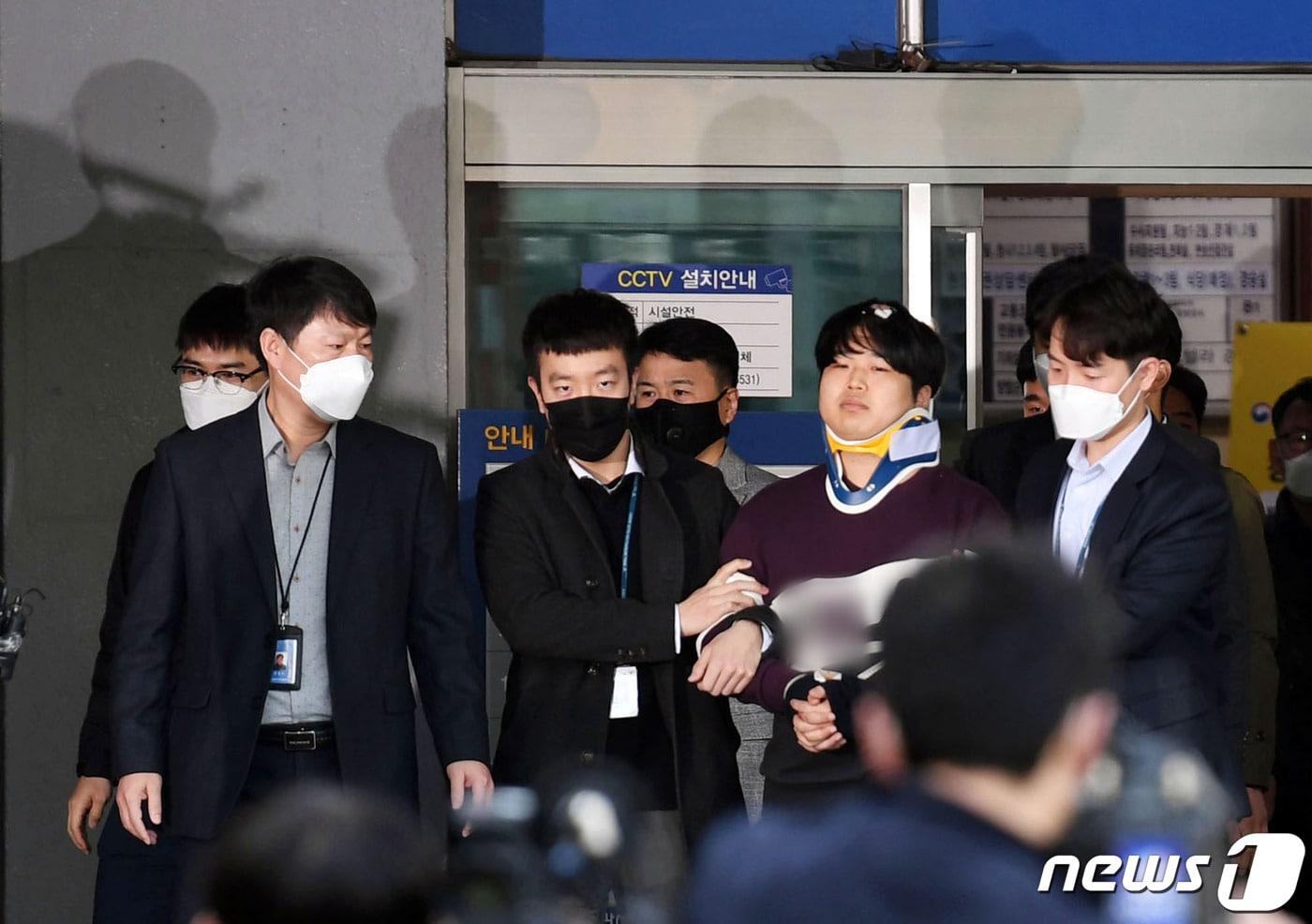 본문 이미지 - 인터넷 메신저 텔레그램에서 미성년자를 포함한 여성들의 성 착취물을 제작 및 유포한 혐의를 받는 '박사방' 운영자 조주빈(25)이 25일 서울 종로구 종로경찰서 유치장에서 나와 검찰로 송치되고 있다. . 2020.3.25/뉴스1 ⓒ News1 송원영 기자