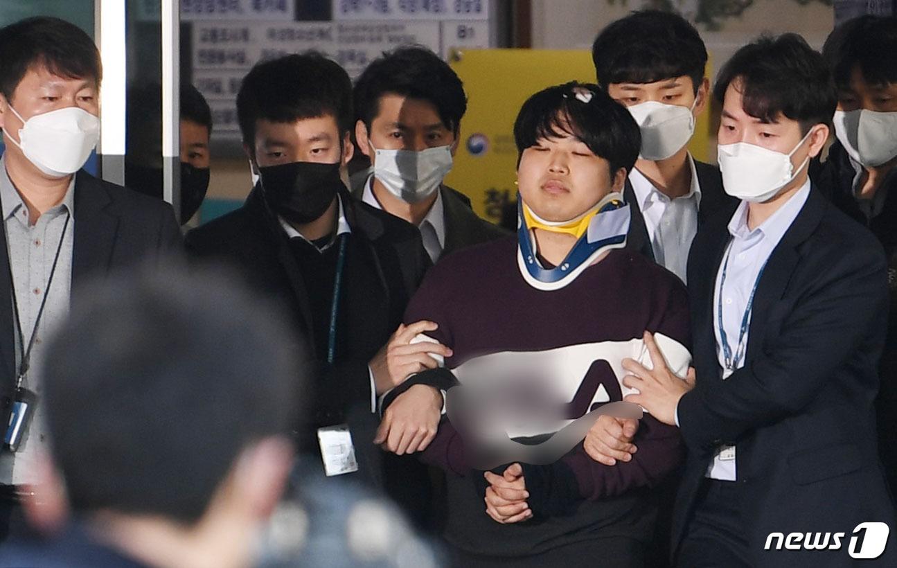 본문 이미지 - 인터넷 메신저 텔레그램에서 미성년자를 포함한 여성들의 성 착취물을 제작 및 유포한 혐의를 받는 '박사방' 운영자 조주빈(25)이 25일 서울 종로구 종로경찰서 유치장에서 나와 검찰로 송치되고 있다. 2020.3.25/뉴스1 ⓒ News1 송원영 기자