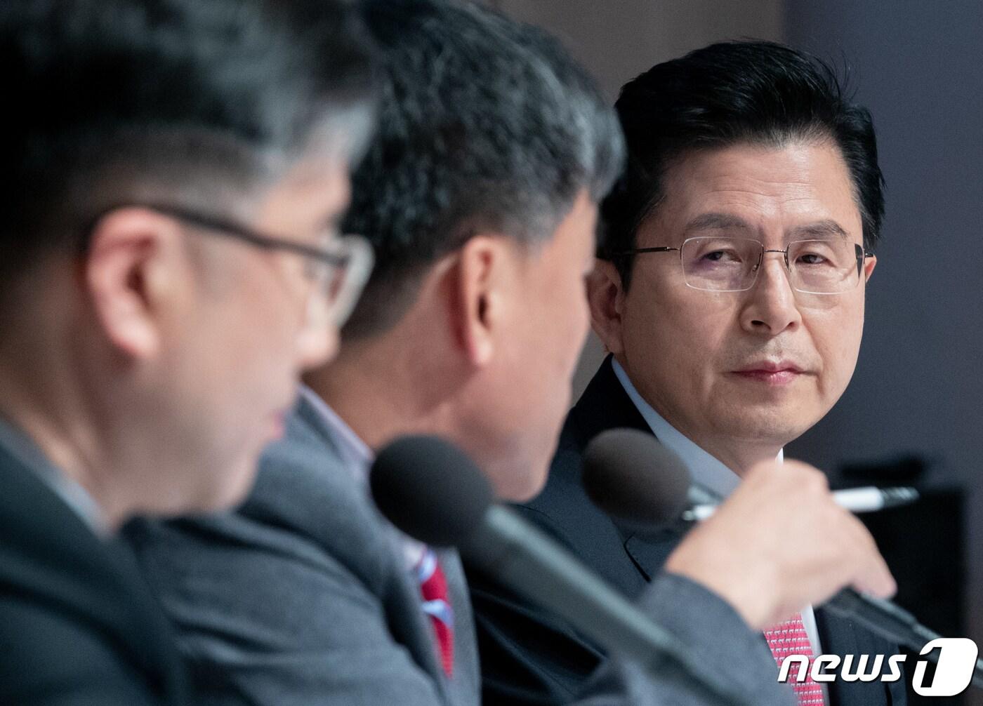 본문 이미지 - 황교안 미래통합당 대표가 25일 오전 서울 중구 프레스센터에서 열린 관훈 토론회에서 참석 패널의 질문을 경청하고 있다. 2020.3.25/뉴스1 ⓒ News1 이재명 기자