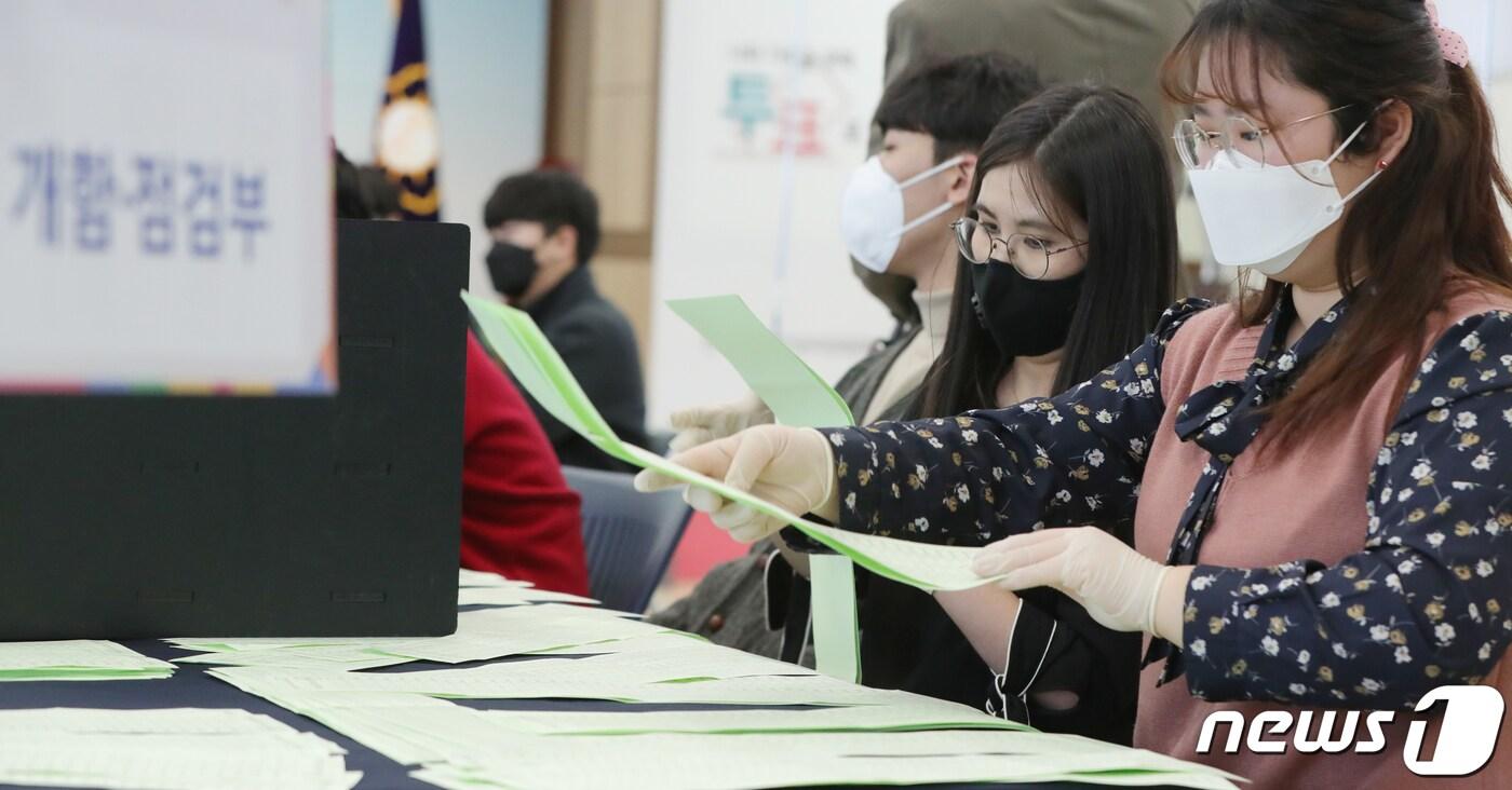 25일 전북 전주시 전라북도선거관리위원회에서 관계자들이 4·15총선 비례대표 투표용지 수작업 모의개표 시연회를 하고 있다. 2020.3.25/뉴스1 ⓒ News1 유경석 기자