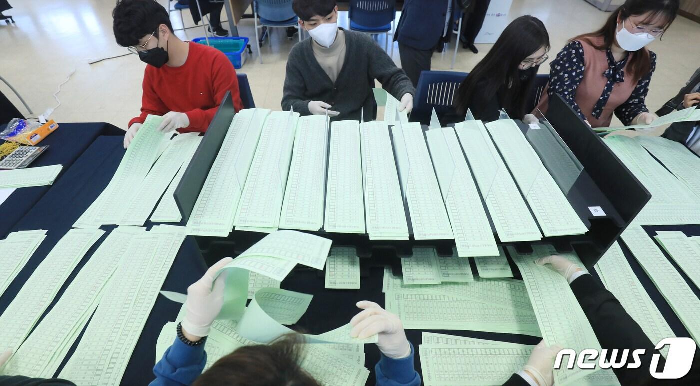 본문 이미지 - 25일 전북 전주시 전라북도선거관리위원회에서 관계자들이 4·15총선 비례대표 투표용지 수작업 모의개표 시연회를 하고 있다. 전라북도선거관리위원회는 '4·15총선'을 앞두고 지난 24일 기준 중앙선관위에 등록된 50개의 정당 중에서 40개의 정당이 투표에 참여하는 가정 하에 모의개표 시연회를 실시했다. 2020.3.25/뉴스1 ⓒ News1 유경석 기자