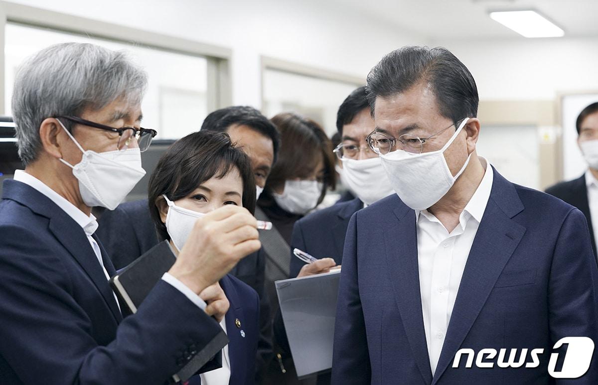 본문 이미지 - 문재인 대통령이 지난달 25일 서울 송파구 신종 코로나바이러스 감염증(코로나19) 진단시약 긴급사용 승인 기업을 방문, PCR셋업준비실에서 천종윤 씨젠 대표와 시약에 대해 대화를 나누고 있다. (청와대 제공) /뉴스1