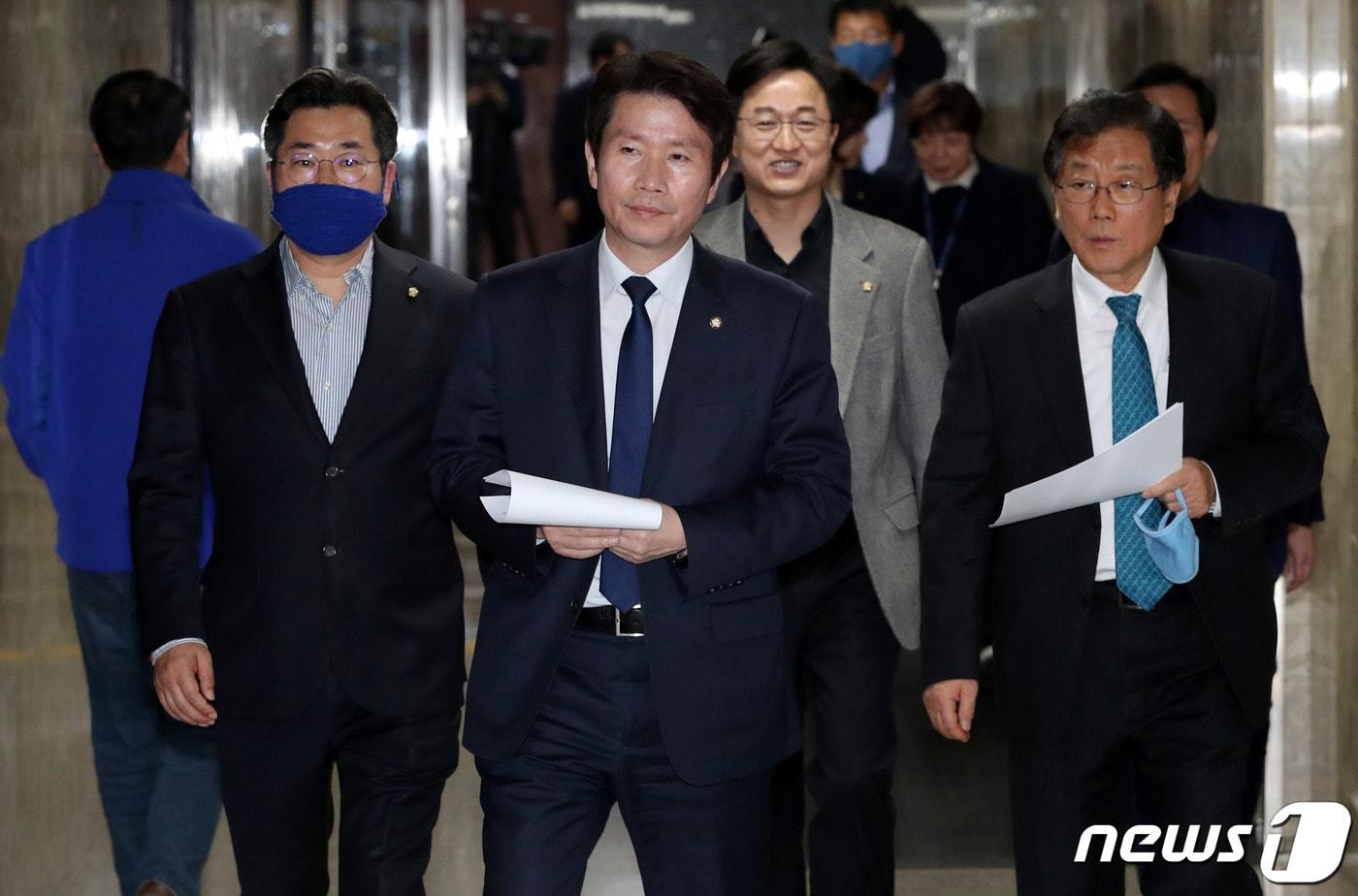 본문 이미지 - 이인영 더불어민주당 원내대표가 25일 오후 서울 여의도 국회에서 열린 비공개 의원총회에 참석하고 있다. 더불어민주당은 이번 의총에서 비례연합정당인 더불어시민당에 보낼 비례대표 의원들을 제명한다. 2020.3.25/뉴스1 ⓒ News1 박세연 기자