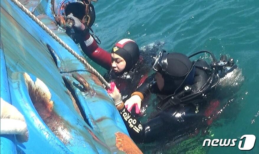 본문 이미지 - 제주해경 소속 잠수요원이 스크루에 부유물이 걸린 예인선 C호 수중작업을 벌이고 있다.(제주해양경찰서 제공)2020.3.25 /뉴스1ⓒ News1