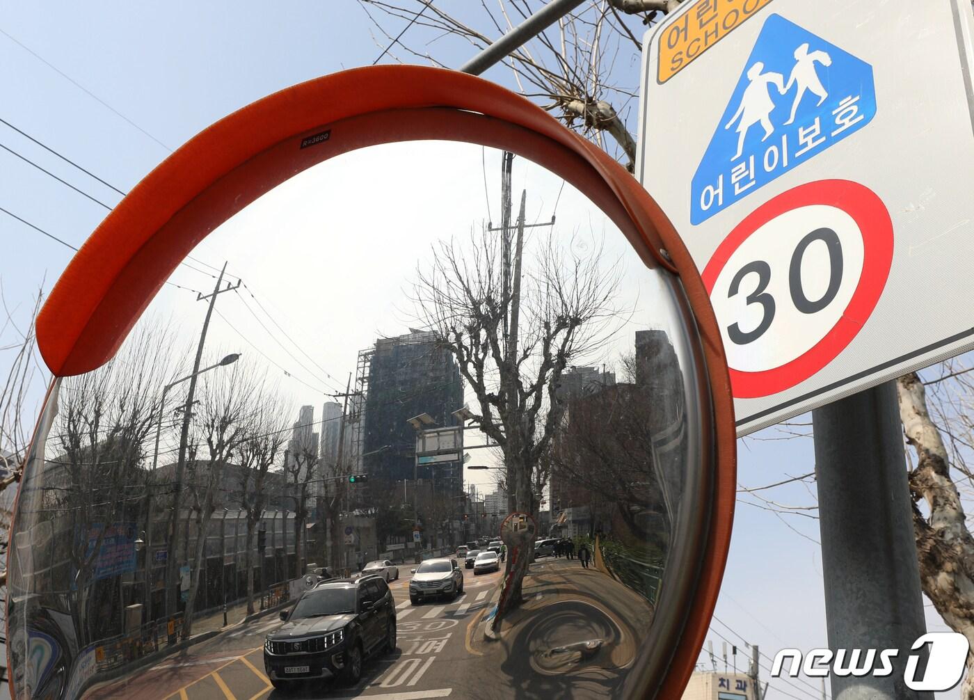 본문 이미지 - 학교 앞 어린이 교통안전을 대폭 강화하고 교통사고 발생시 운전차 처벌을 대폭 강화하는 애용을 골자로 하는 일명 '민식이법(어린이 보호구역 관련 법 개정안)'이 시행된 25일 서울 시내의 한 초등학교에 인근에 어린이보호구역 표지판이 세워져 있다. 민식이법은 지난해 9월 충청남도 아산 어린이 보호구역에서 횡단보도를 건너던 9살 김민식 군이 사망한 사건을 계기로 '스쿨존에서의 안전 강화' 목소리가 커지면서 발의됐다. 민식이법은 어린이보호구역 내 신호등과 과속단속 카메라 설치 의무 및 안전의무 부주의로 인한 사망 및 상해 사고를 일으킨 가해자를 가중처벌하는 내용을 담고 있다. 2020.3.25/뉴스1 ⓒ News1 송원영 기자