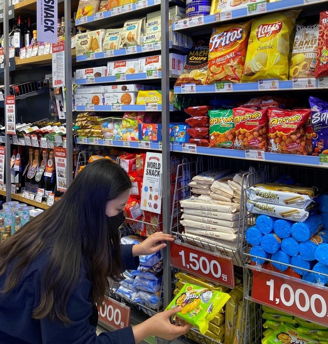 본문 이미지 - 이마트24 수입과자 특화매대에 1000~1500원대의 수입과자들이 진열돼 있다(이마트24 제공).ⓒ 뉴스1