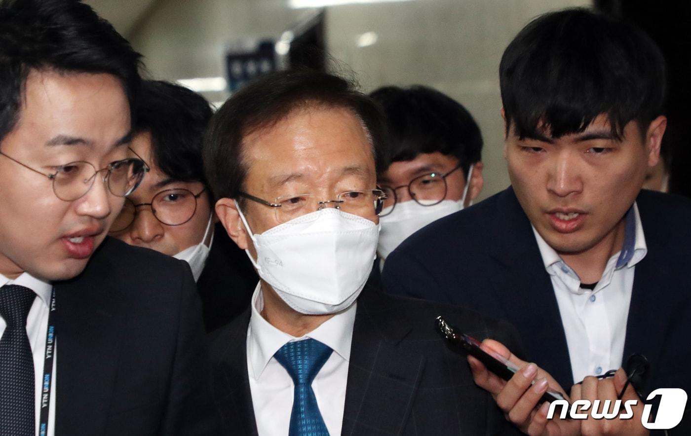 본문 이미지 - 이석연 미래통합당 공천관리위원장 권한대행이 25일 서울 여의도 국회에서 열린 회의에 참석하며 취재진 질문에 답변하고 있다. 2020.3.25/뉴스1 ⓒ News1 김명섭 기자