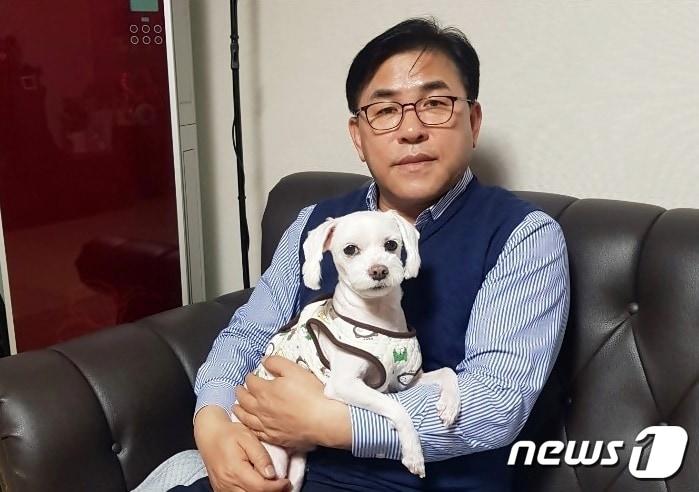 본문 이미지 - 제갑섭 강동구의회 부의장과 반려견 로미. ⓒ 뉴스1