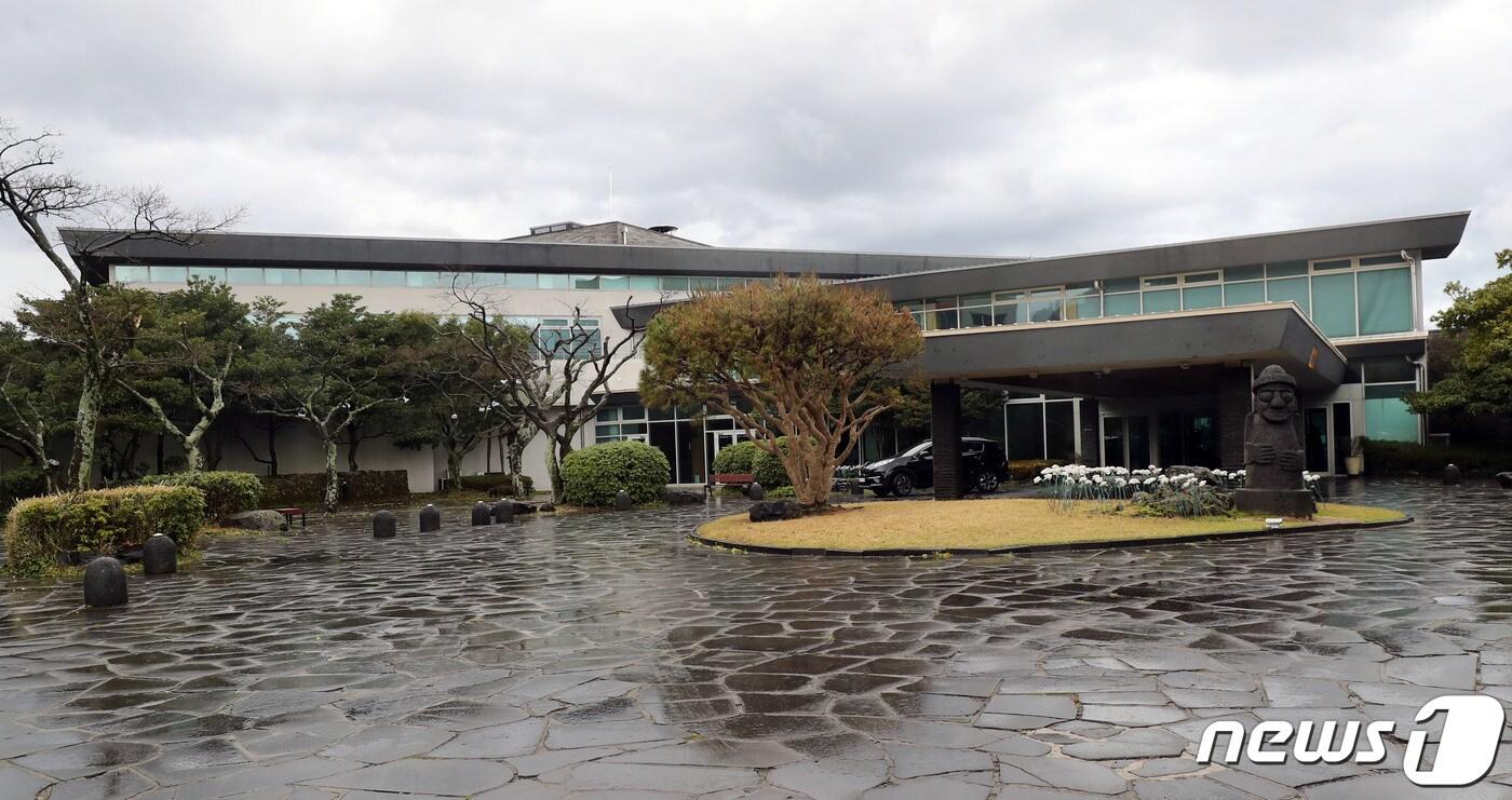 본문 이미지 - 26일 오전 제주 여행 후 서울 강남구 보건소에서 신종 코로나바이러스 감염증(코로나19) 확진 판정을 받은 미국 유학생 A씨(19·여)가 묵은 제주시 회천동 한화리조트가 한산한 모습을 보이고 있다. A씨는 지난 20일부터 21일까지 이 리조트에 묵으며, 숙소 내 활어 판매장과 편의점에 방문한 것으로 역학조사 결과 확인됐다.2020.3.26/뉴스1 ⓒ News1 오현지 기자