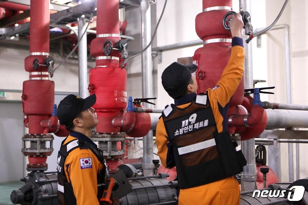 본문 이미지 - 경기도 소방재난본부가 관내 소방시설을 점검하고 있다.(경기도 소방재난본부 제공) ⓒ 뉴스1