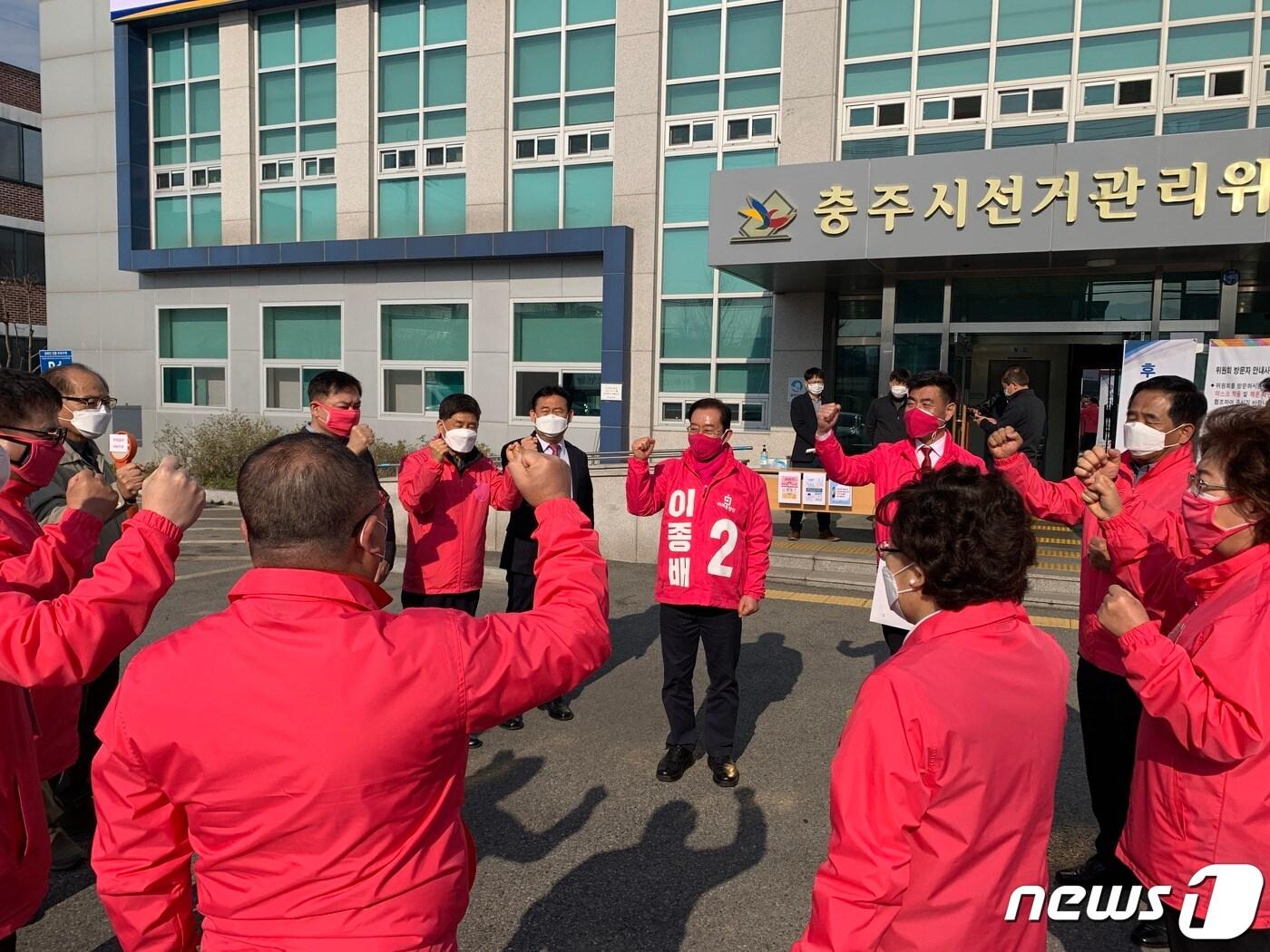 본문 이미지 - 26일 통합당 이종배 후보가 21대 국회의원 선거 후보 등록을 마치고 같은당 도·시의원과 파이팅을 외치고 있다.2020.3.26/ⓒ 뉴스1