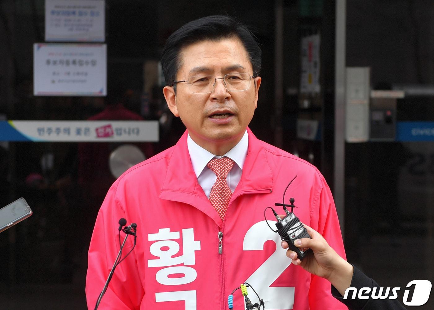 본문 이미지 - 제21대 총선에서 서울 종로구에 출마하는 황교안 미래통합당 후보가 26일 오전 서울 종로구선거관리위원회에서 후보 등록을 마친 후 취재진의 질문에 답하고 있다. 2020.3.26/뉴스1 ⓒ News1 이광호 기자
