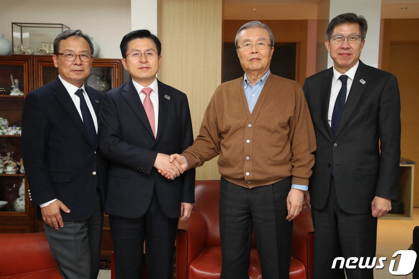 본문 이미지 - 황교안 미래통합당 대표가 26일 오전 김종인 전 더불어민주당 비상대책위원회 대표 자택을 방문해 김 전 대표와 인사를 하고 있다. 미래통합당 선대위는 이날 김종인 전 대표가 총괄 선대위원장직을 수락했다고 밝혔다. (미래통합당 제공)2020.3.26/뉴스1 ⓒ News1 박세연 기자