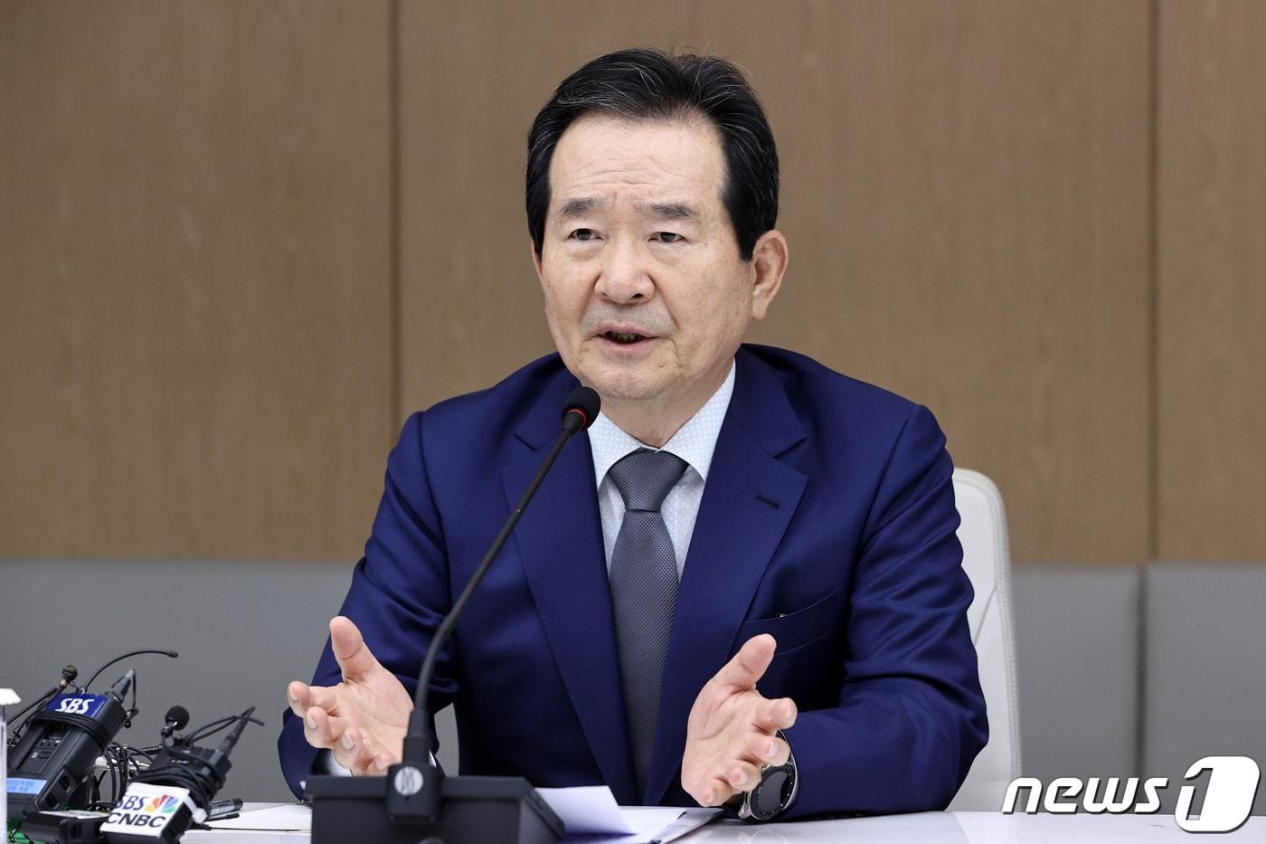 본문 이미지 - 정세균 국무총리가 26일 오후 서울 중구 대한상공회의소에서 열린 코로나19 극복을 위한 경제단체 간담회에서 모두발언을 하고 있다. 이날 간담회엔 정 총리, 박용만 대한상공회의소 회장, 김기문 중소기업중앙회 회장, 손경식 한국경영자총연협회 회장, 김영주 한국무역협회 회장, 강호갑 한국중견기업연합회 회장 등이 참석했다. 2020.3.26/뉴스1 ⓒ News1 이승배 기자