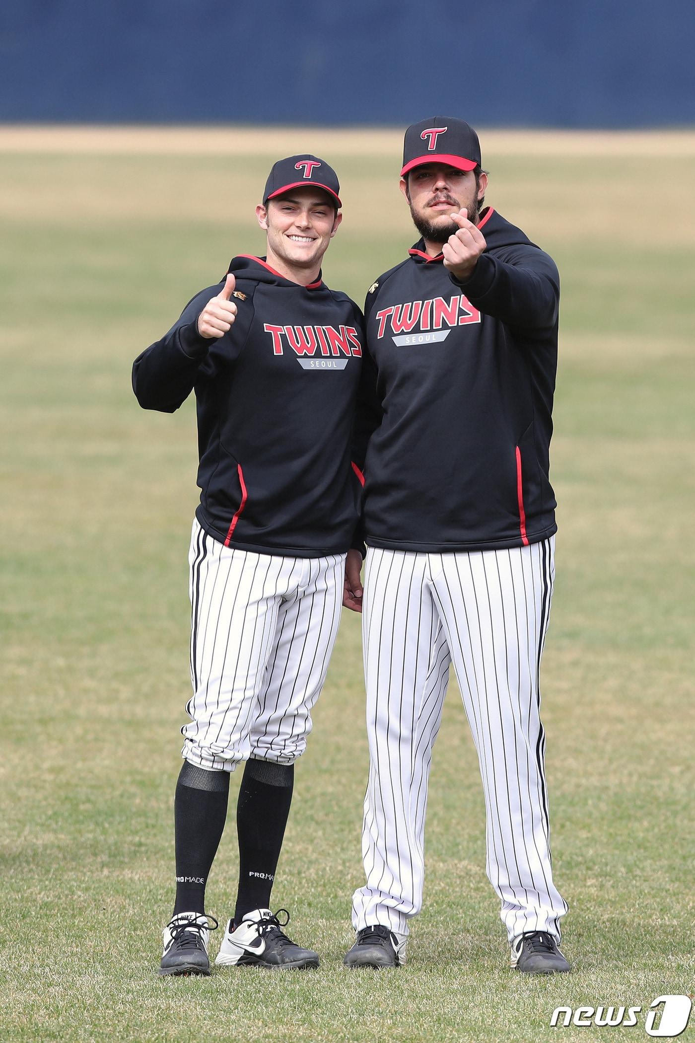 본문 이미지 - 입국한 LG 외국인 선수 타일러 윌슨(왼)-로베르토 라모스( LG 트윈스 제공)ⓒ 뉴스1
