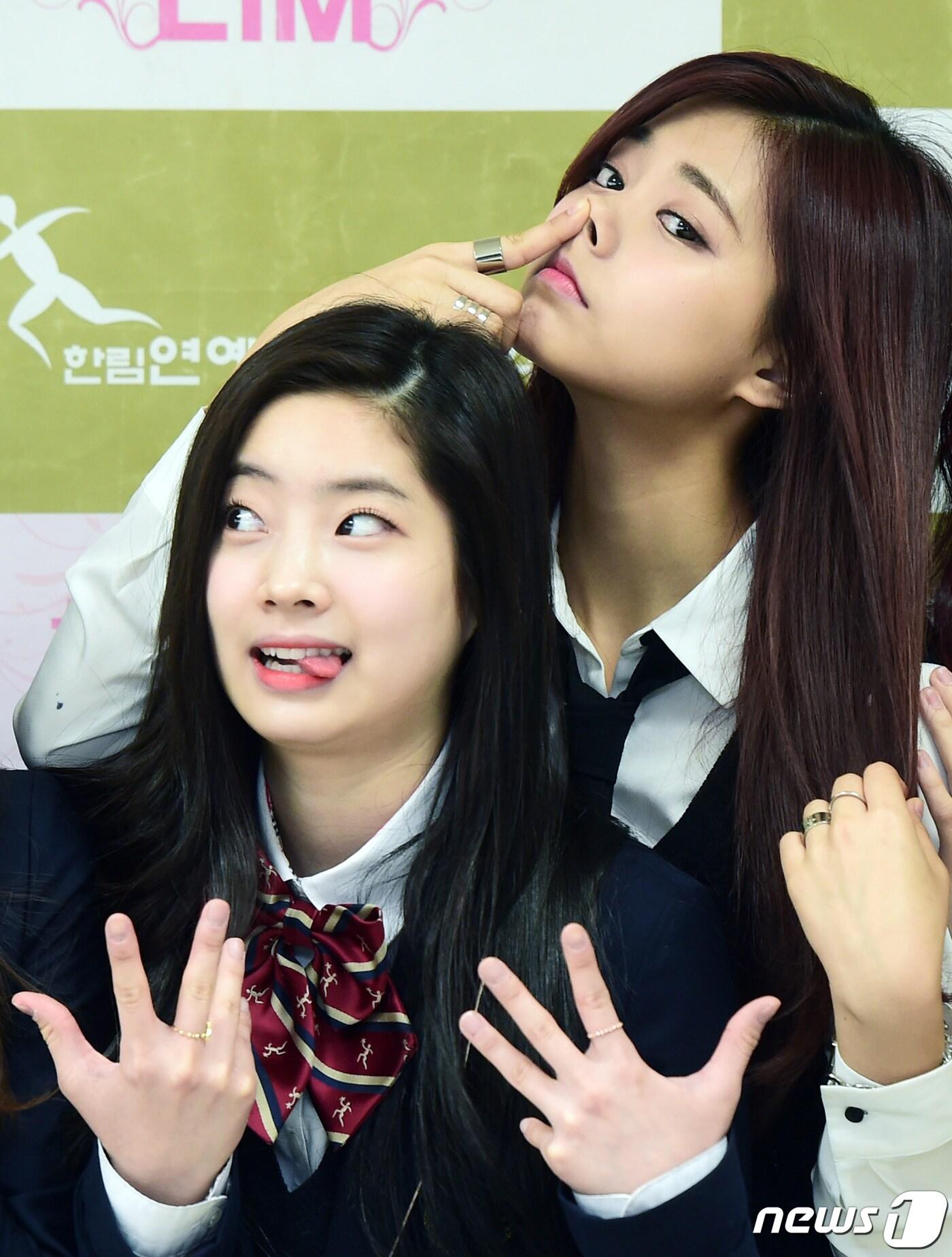 본문 이미지 - '망가져도 귀엽죠' 걸그룹 트와이스 다현, 쯔위(오른쪽)가 2일 오전 서울 송파구 한림예고에서 열린 입학식에 참석해 깨방정 포즈를 취하고 있다. 2016.3.2/뉴스1 ⓒ News1 권현진 기자